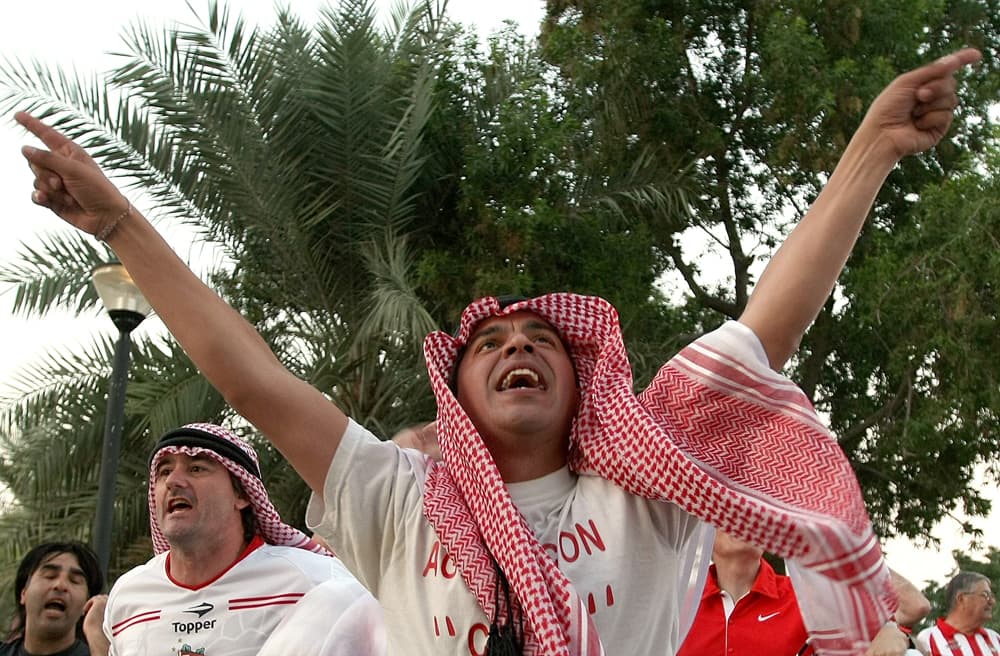 جماهير أرجنتينية تشجع نادي استوديانتيس دي لا بلاتا وتهتف بأسامي لاعبيها في استاد محمد بن زايد في أبو ظبي "بشماغ وعقال".