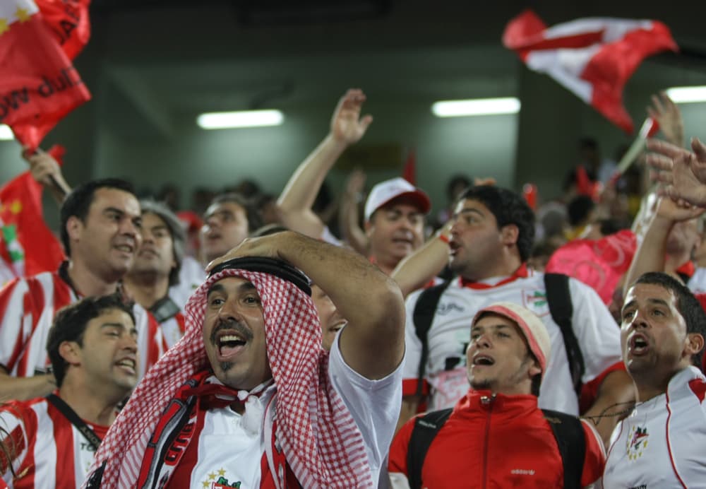 جماهير أرجنتينية تشجع نادي استوديانتيس دي لا بلاتا وتهتف بأسامي لاعبيها في استاد محمد بن زايد في أبو ظبي "بشماغ وعقال".