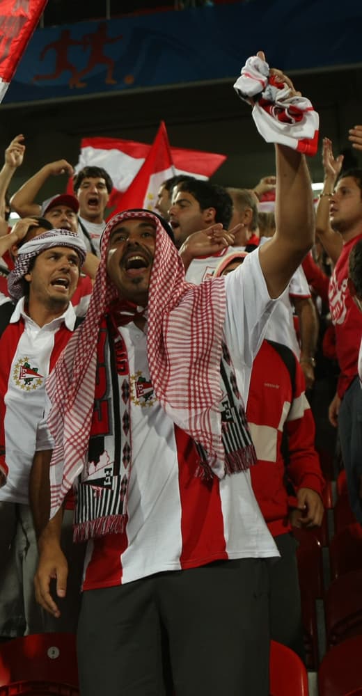 جماهير أرجنتينية تشجع نادي استوديانتيس دي لا بلاتا وتهتف بأسامي لاعبيها في استاد محمد بن زايد في أبو ظبي "بشماغ وعقال".