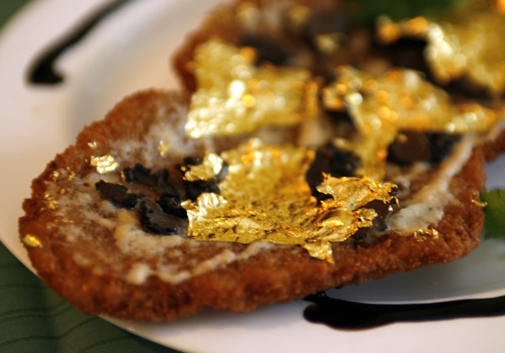 رولاند شوارزر يأكل قطعة من لحم بقري مغطاه بالذهب عيار 24 قيراط ويقدم في وجبة سعرها 190 يورو في أحد مطاعم دوسلدورف.