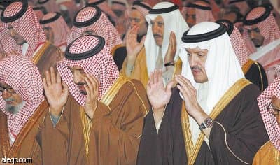 .. ويؤدي صلاة الميت على والدة الأمير بندر بن متعب بن عبد الله ومحمد آل الشيخ