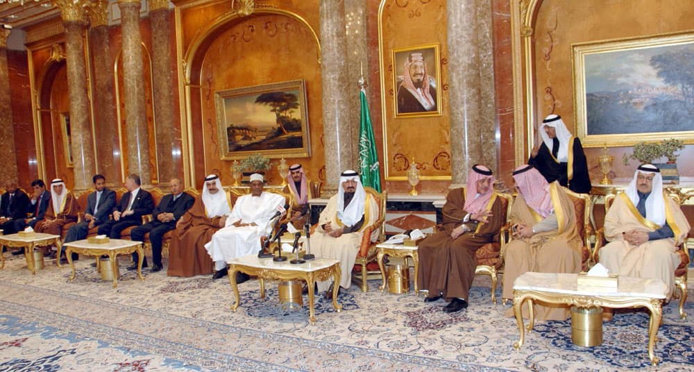 الأمير سلطان يستقبل رئيس هيئة البيعة وعدد من السفراء والمسؤولين