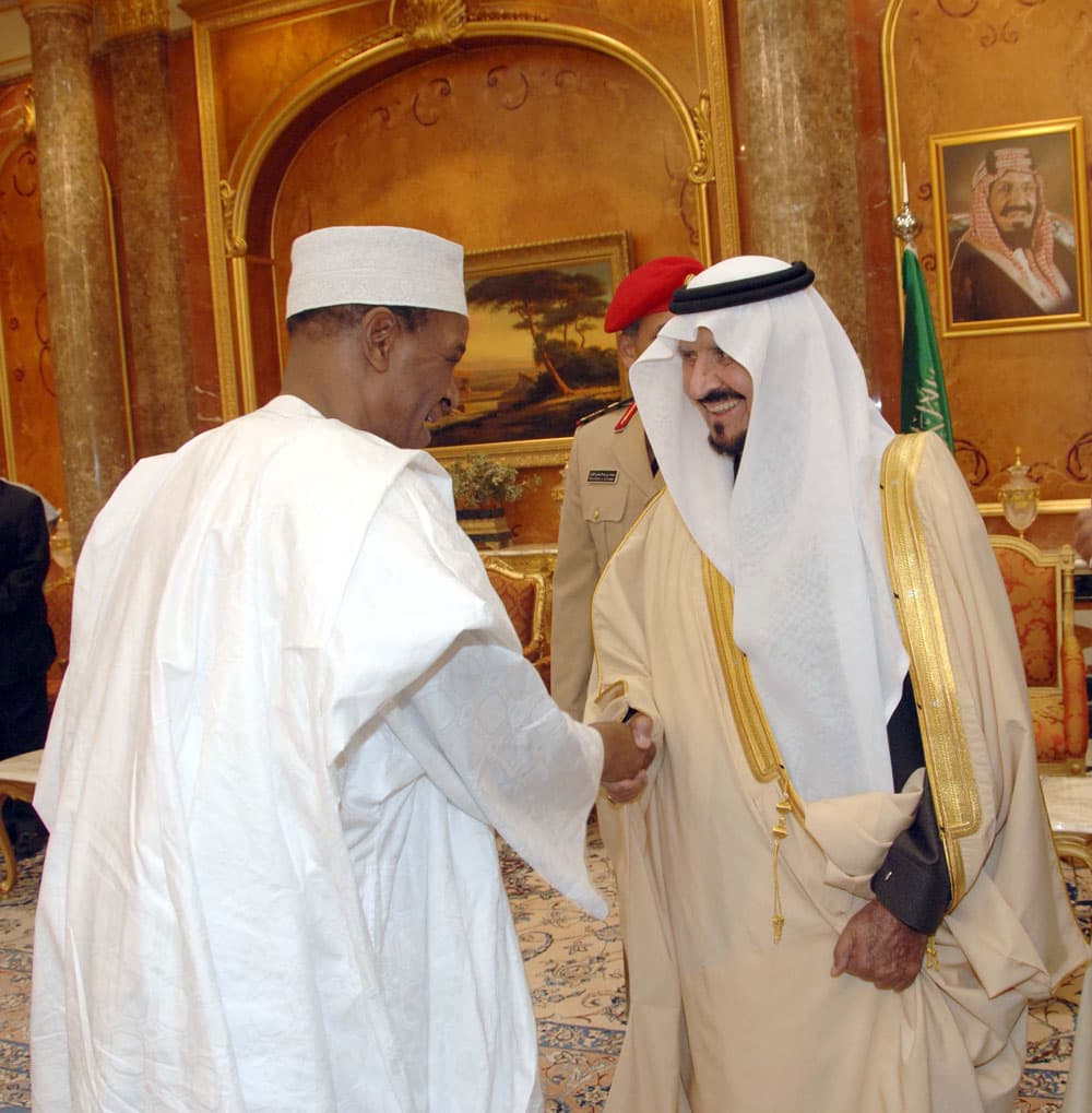 الأمير سلطان يستقبل رئيس هيئة البيعة وعدد من السفراء والمسؤولين
