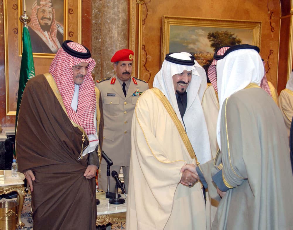 الأمير سلطان يستقبل رئيس هيئة البيعة وعدد من السفراء والمسؤولين