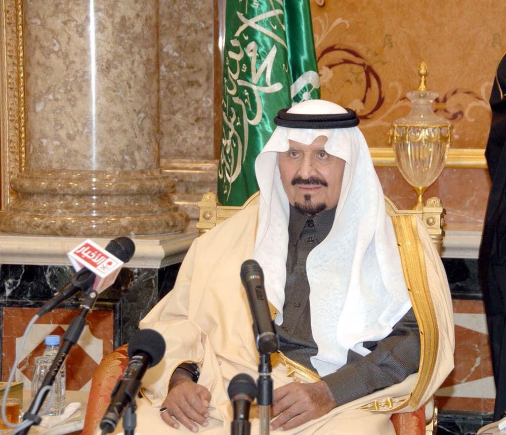 الأمير سلطان يستقبل رئيس هيئة البيعة وعدد من السفراء والمسؤولين