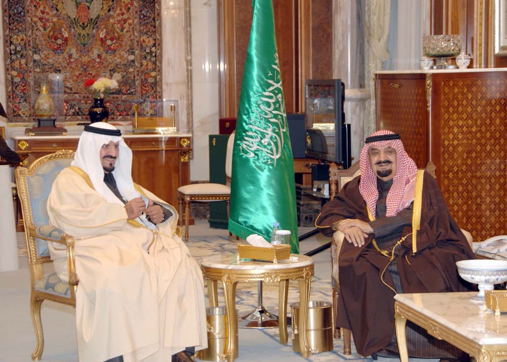 الأمير سلطان يستقبل رئيس هيئة البيعة وعدد من السفراء والمسؤولين