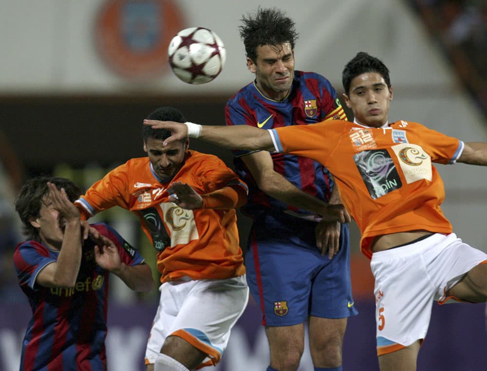 تعادل تاريخي لكاظمة مع برشلونة 1-1