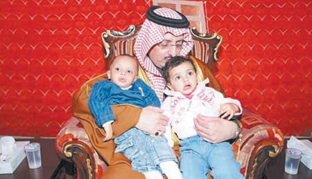 أمير عسير يواسي ذوي الشهيد القحطاني وينقل تعازي القيادة