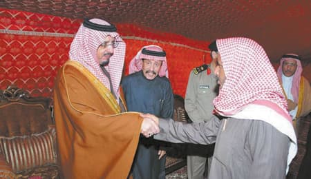 أمير عسير يواسي ذوي الشهيد القحطاني وينقل تعازي القيادة