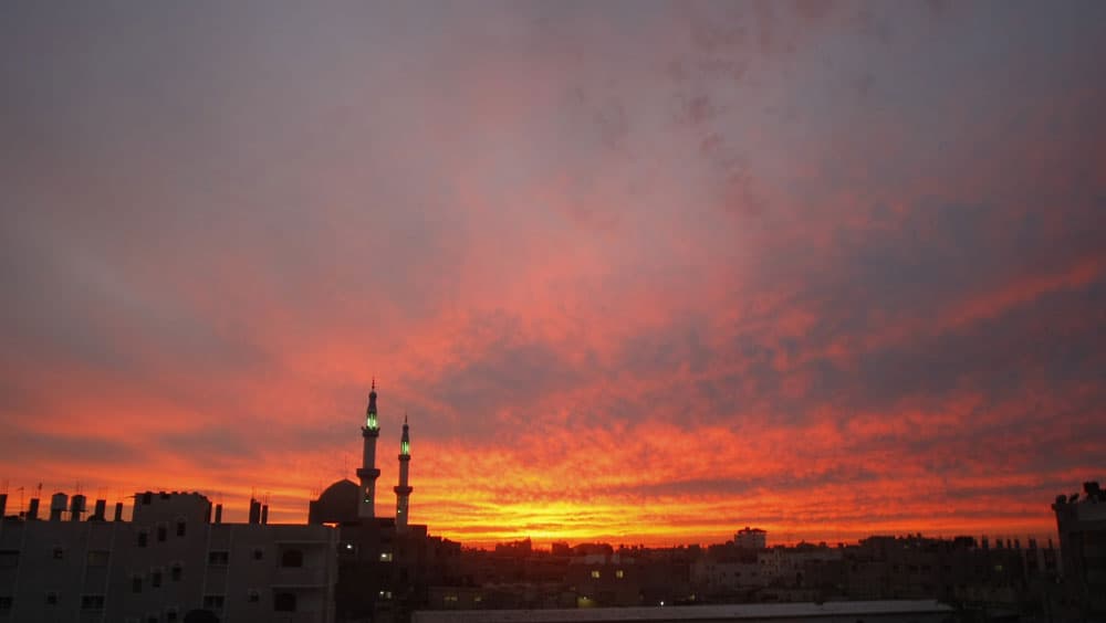 مآذن المساجد في معبر رفح على الحدود المصرية الفلسطينية كما تبدو في وقت الغروب.