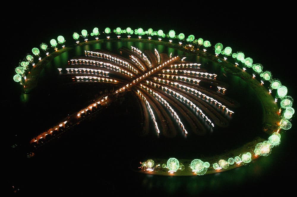 جزر النخيل والتي أيضاَ تسمى نخلة دبي و جزيرة النخلة تعد أكبر ثلاث جزر اصطناعية في العالم وتبنى على ساحل إمارة دبي في الإمارات ال