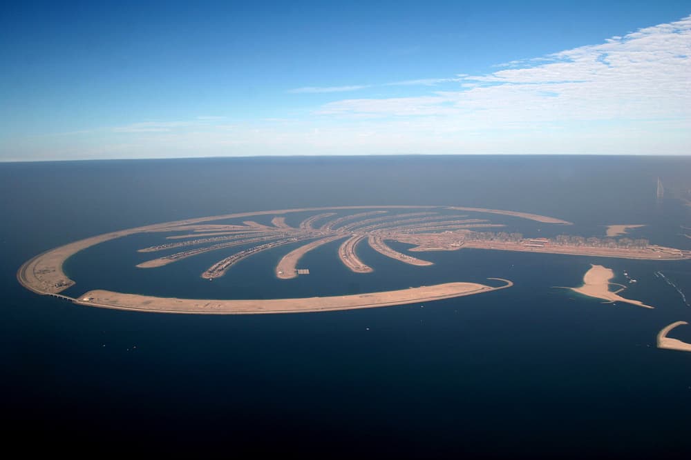 جزر النخيل والتي أيضاَ تسمى نخلة دبي و جزيرة النخلة تعد أكبر ثلاث جزر اصطناعية في العالم وتبنى على ساحل إمارة دبي في الإمارات ال