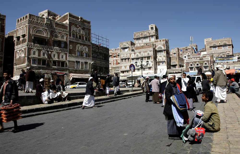 يوجد في صنعاء القديمة حوالي  أربعة عشر ألف منزل في مكان واحد ويقدر عمر بعضها بأكثر من خمسمائة عام.