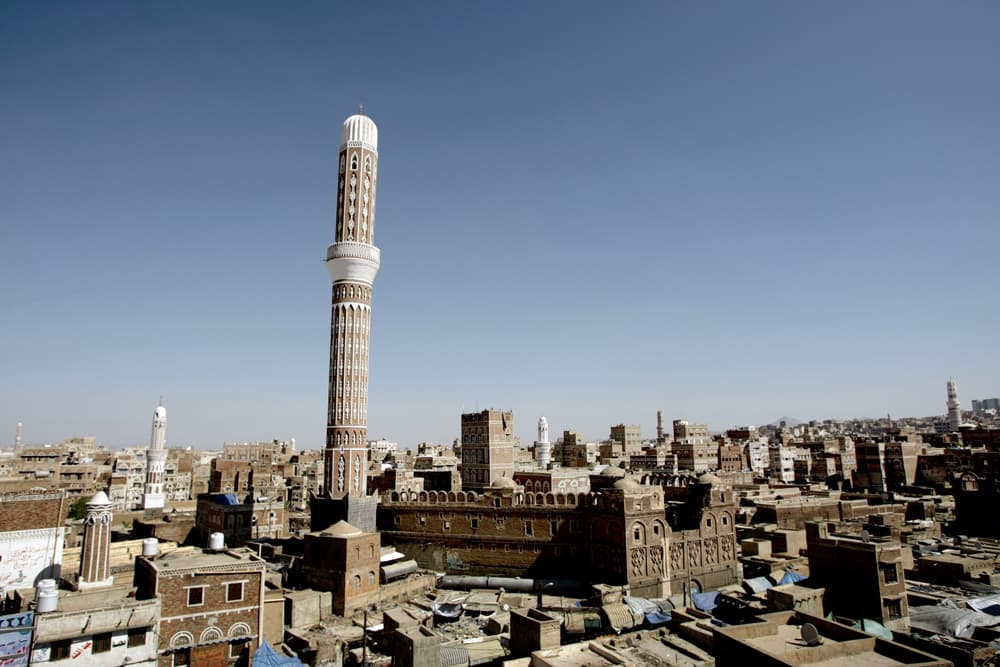 يوجد في صنعاء القديمة حوالي  أربعة عشر ألف منزل في مكان واحد ويقدر عمر بعضها بأكثر من خمسمائة عام.