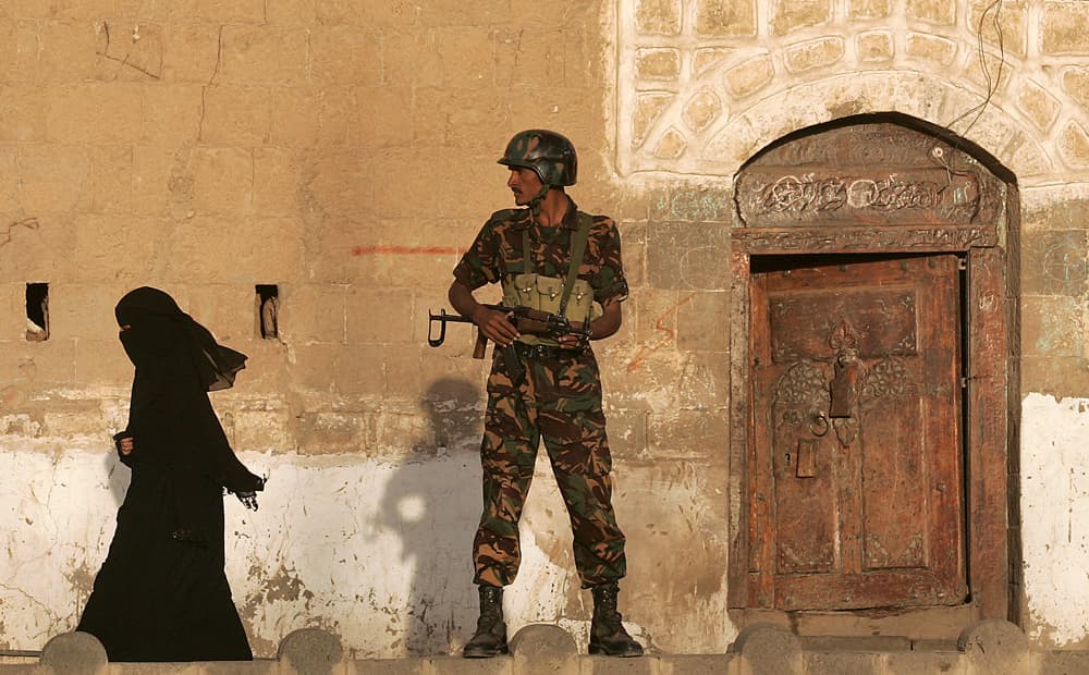 يوجد في صنعاء القديمة حوالي  أربعة عشر ألف منزل في مكان واحد ويقدر عمر بعضها بأكثر من خمسمائة عام.