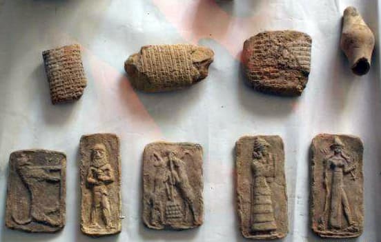 صورة نشرتها الشرطة العراقية تبين بعض التحف والتماثيل الأثرية التي اكتشفت مخبأة في الناصرية.