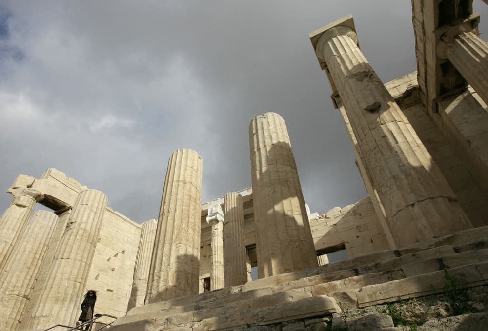 سياح يقفون على سفح الاكروبول وسط أثينا في اليونان اليوم بهدف رؤية الحقبة الرومانية (الهيرودوس اتيكوس).