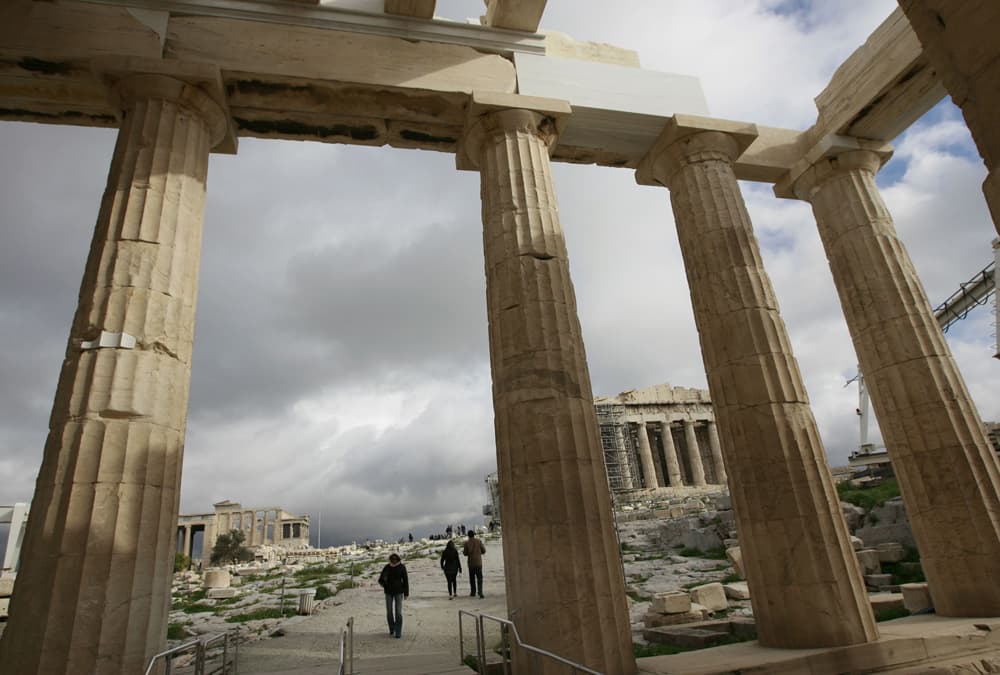 سياح يقفون على سفح الاكروبول وسط أثينا في اليونان اليوم بهدف رؤية الحقبة الرومانية (الهيرودوس اتيكوس).