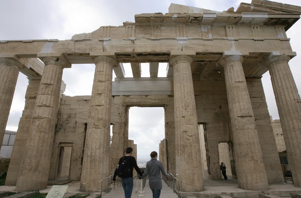 سياح يقفون على سفح الاكروبول وسط أثينا في اليونان اليوم بهدف رؤية الحقبة الرومانية (الهيرودوس اتيكوس).