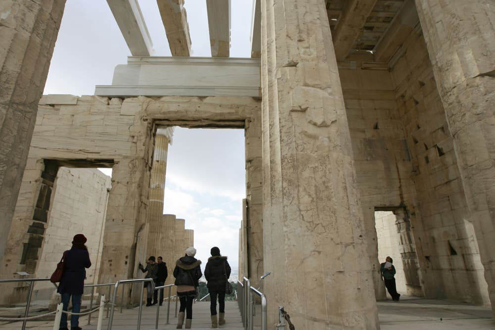 سياح يقفون على سفح الاكروبول وسط أثينا في اليونان اليوم بهدف رؤية الحقبة الرومانية (الهيرودوس اتيكوس).