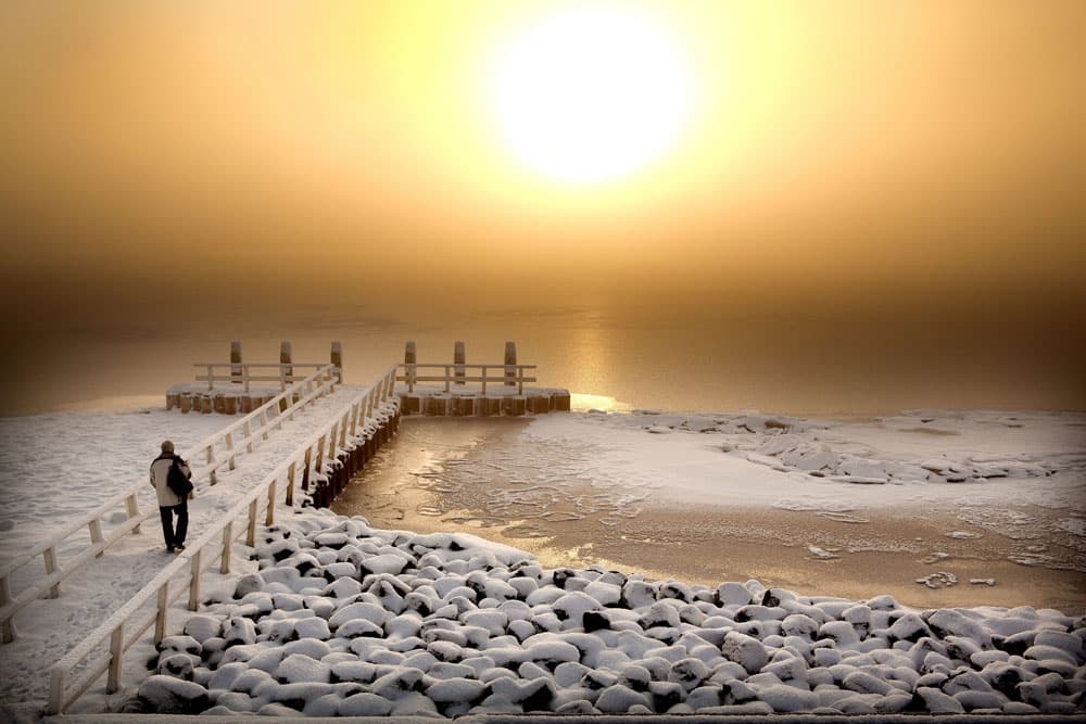 لحظة شروق الشمس على بحيرة متجمدة في هولندا