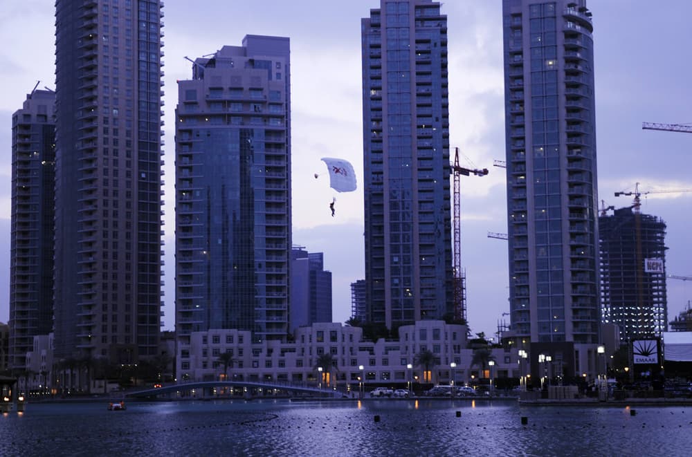 المظلي السعودي عمر الحجيلان أول عالمي يقفز من سارية "برج خليفة"