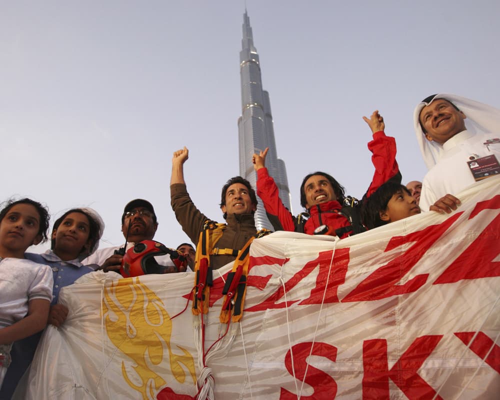 المظلي السعودي عمر الحجيلان أول عالمي يقفز من سارية "برج خليفة"