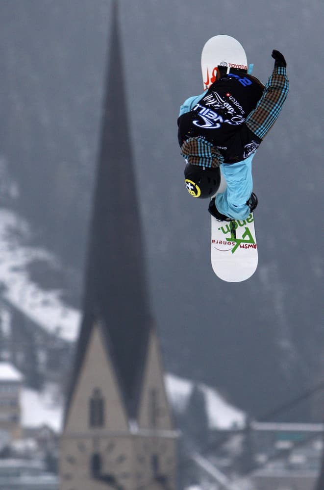 الفنلندي بيتو بيروينين يقفز من أعلى منحنى خلال سباقات slopestyle العالمية في دافوس.
