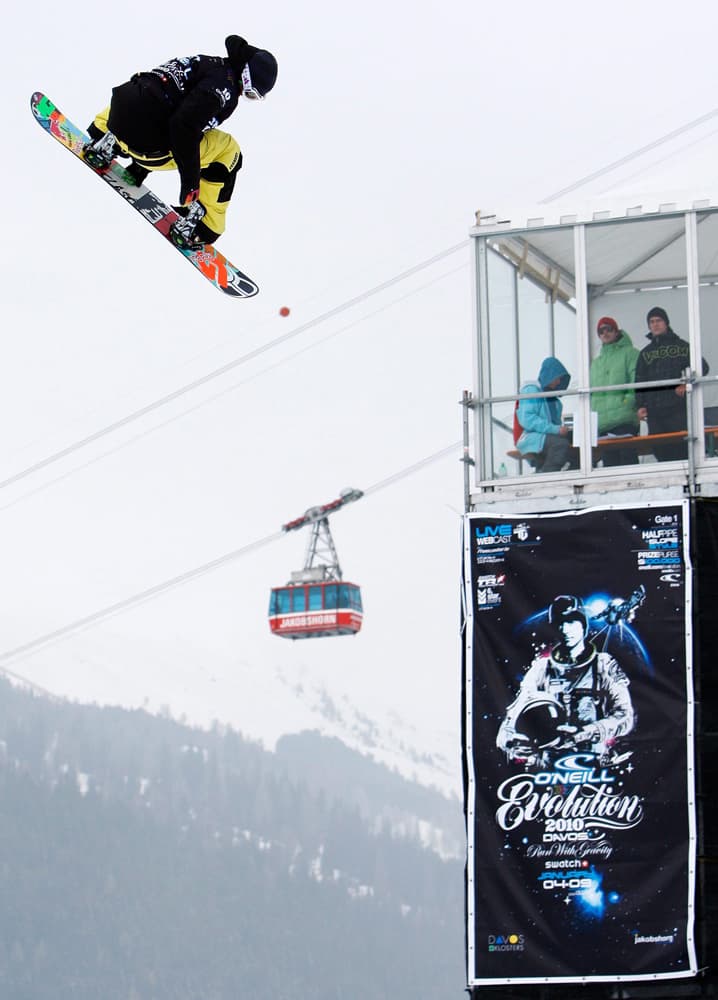 الفنلندي بيتو بيروينين يقفز من أعلى منحنى خلال سباقات slopestyle العالمية في دافوس.
