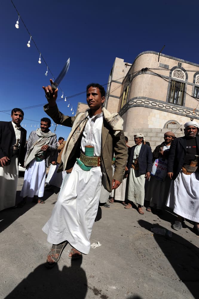 رجال قبائل يمنيون بملابسهم الشعبية و"الجمبية"  يحضرون حفل زفاف بالقرب من السفارة الأمريكية في العاصمة صنعاء.