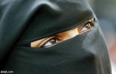 منقبات يرتدين كمامات للتغلب على قرار حظر النقاب في الجامعات المصرية