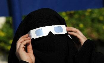 العالم يشهد كسوفا حلقيا للشمس هو الأطول في هذه الألفية