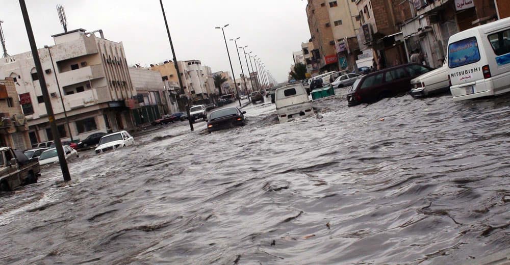أمطار غزيرة على المدينة وتبوك والجوف و حائل .. وتوقف الملاحة البحرية في جدة تحوطا