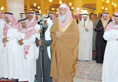 الأمير سلمان يؤدي صلاة الميت على فهد الرشيد