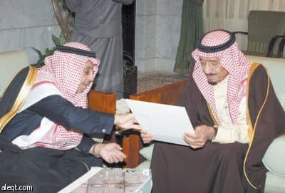 الأمير سلمان يؤدي صلاة الميت على فهد الرشيد