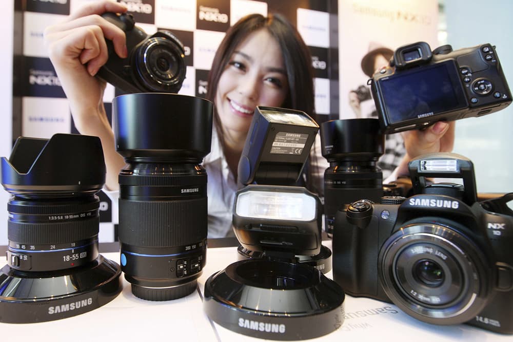 شركة سامسونج للإلكترونيات تطرح كاميرا التصوير الرقمية الجديدة 'NX10'  داخل مقر الشركة في سيول.