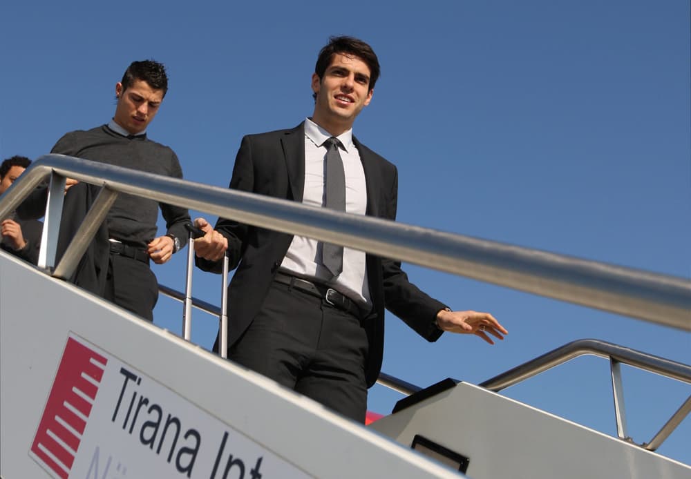 لاعبو ريال مدريد يصلون إلى مطار تيرانا لإقامة مباراة ودية مع منتخب البانيا في تيرانا.