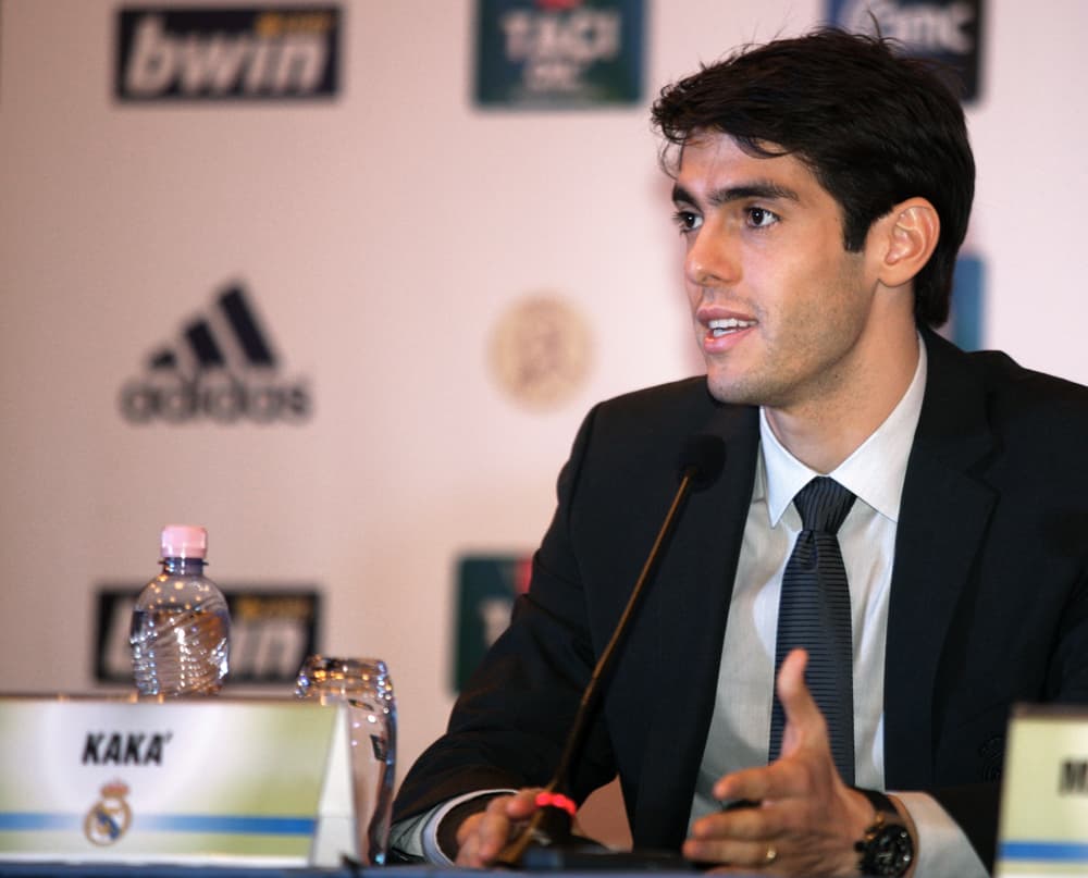 لاعبو ريال مدريد يصلون إلى مطار تيرانا لإقامة مباراة ودية مع منتخب البانيا في تيرانا.
