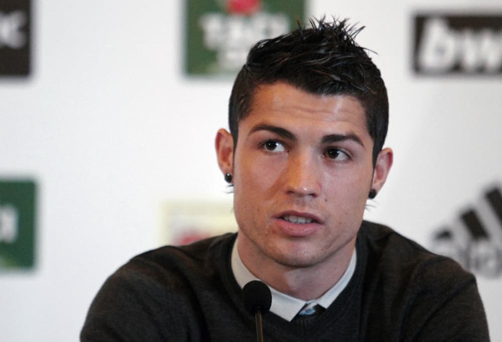 لاعبو ريال مدريد يصلون إلى مطار تيرانا لإقامة مباراة ودية مع منتخب البانيا في تيرانا.