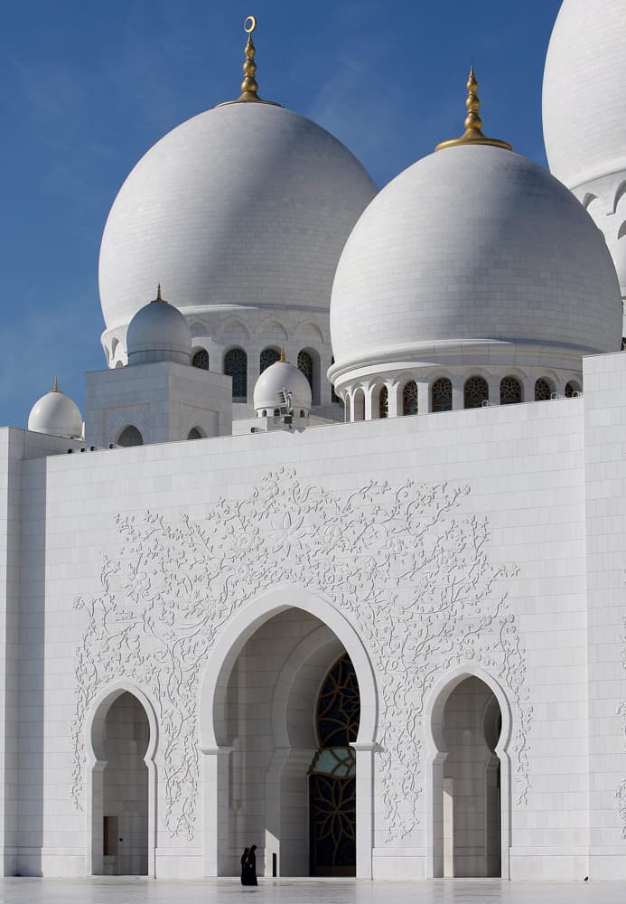 مسجد الشيخ زايد بن سلطان آل نهيان في أبو ظبي سادس أكبر مسجد في العالم.