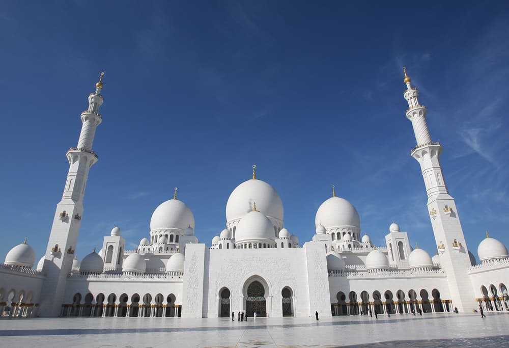 مسجد الشيخ زايد بن سلطان آل نهيان في أبو ظبي سادس أكبر مسجد في العالم.