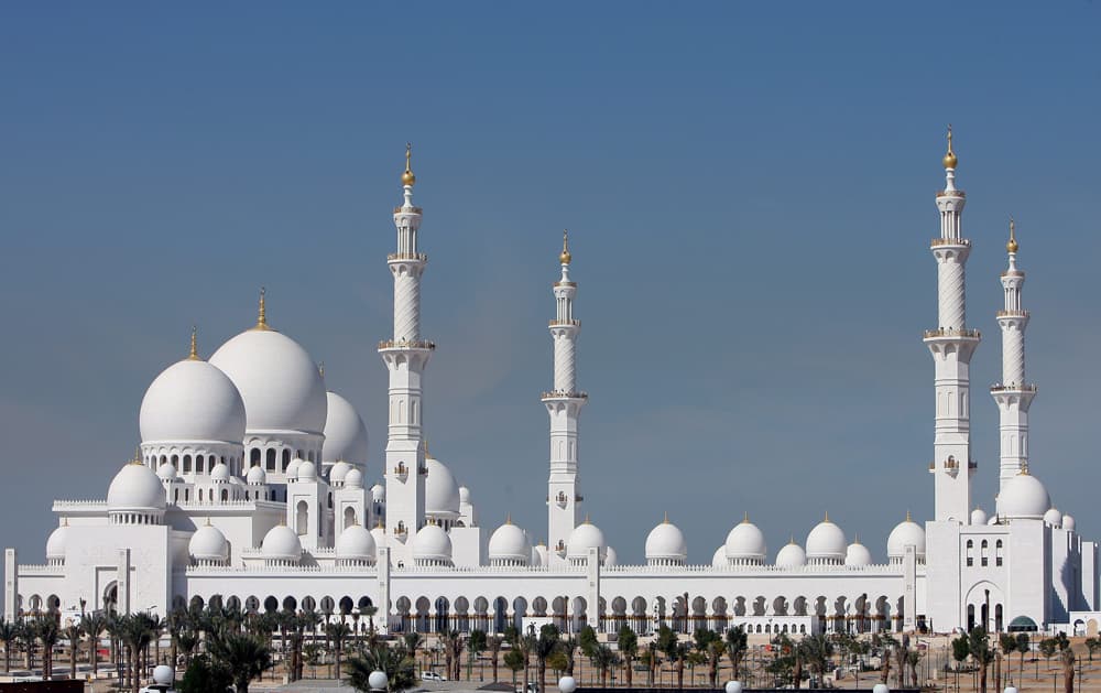 مسجد الشيخ زايد بن سلطان آل نهيان في أبو ظبي سادس أكبر مسجد في العالم.