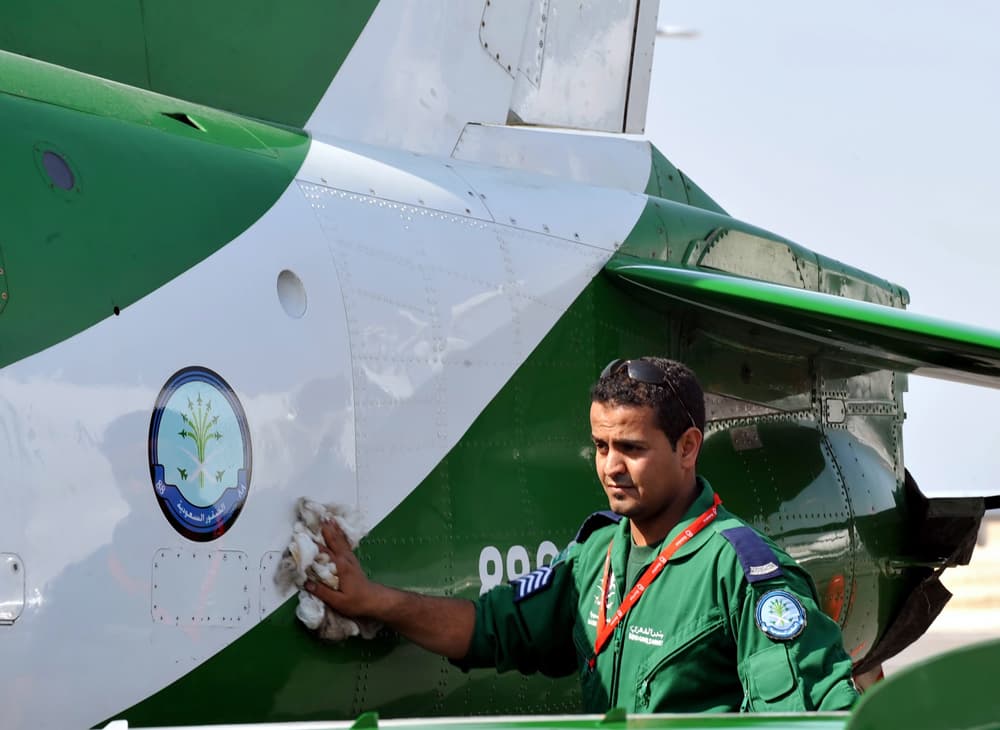 أفراد سلاح الجو السعودي "الصقور السعودية" في عرض جوي داخل قاعدة الصخير الجوية جنوب المنامة.