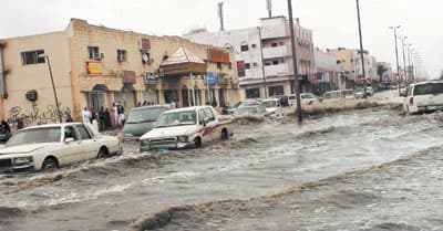 أمطار تبوك.. الطرق سالكة أمام حركة السير