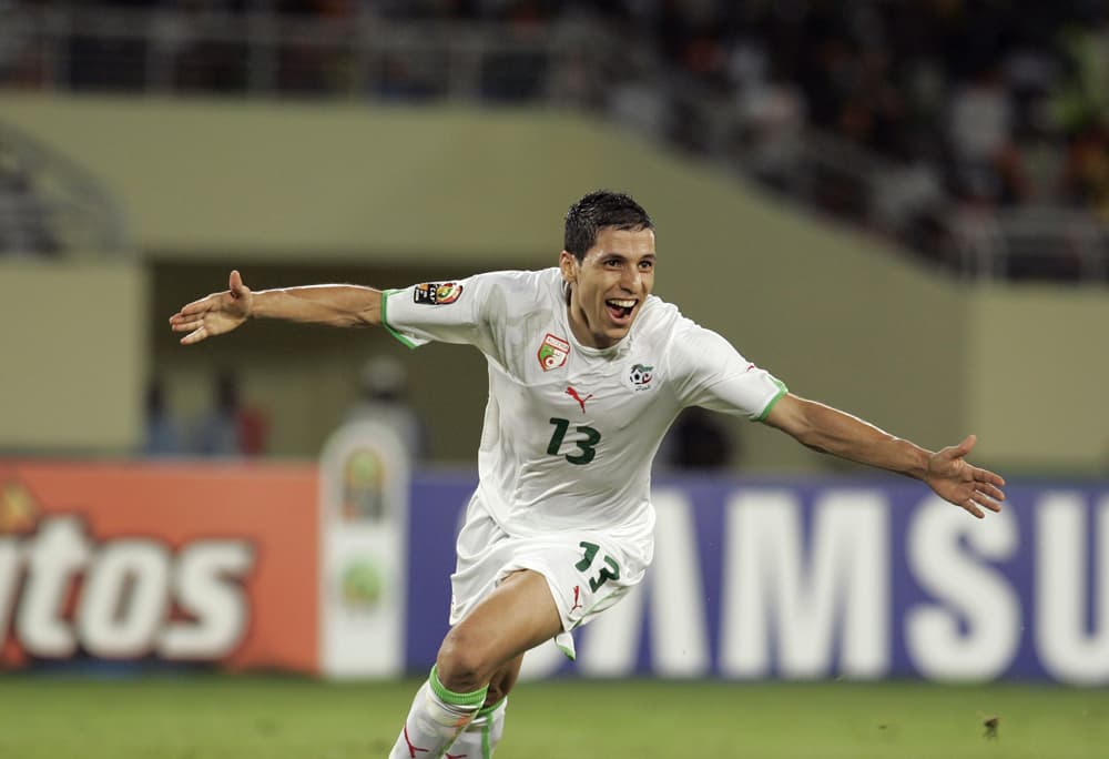 احتفالات مشجعو الجزائر وصلت مرسيليا جنوب فرنسا  بعد فوز الجزائر على ساحل العاج في الربع النهائي لبطولة كأس الأمم الإفريقية في أن