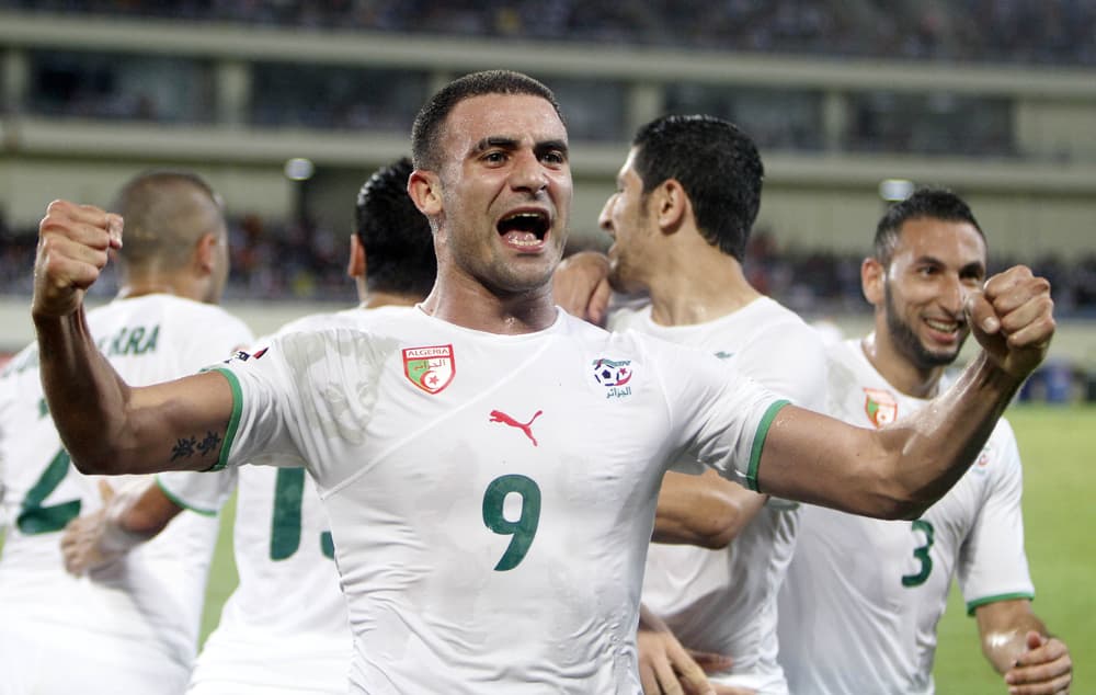 احتفالات مشجعو الجزائر وصلت مرسيليا جنوب فرنسا  بعد فوز الجزائر على ساحل العاج في الربع النهائي لبطولة كأس الأمم الإفريقية في أن