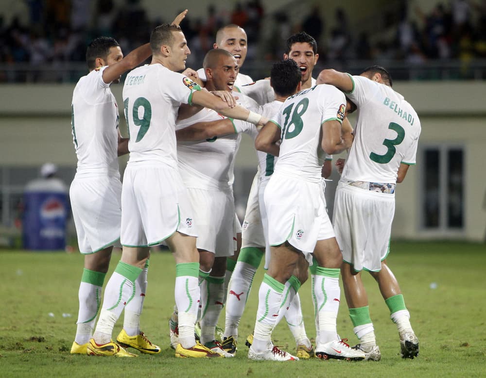 احتفالات مشجعو الجزائر وصلت مرسيليا جنوب فرنسا  بعد فوز الجزائر على ساحل العاج في الربع النهائي لبطولة كأس الأمم الإفريقية في أن