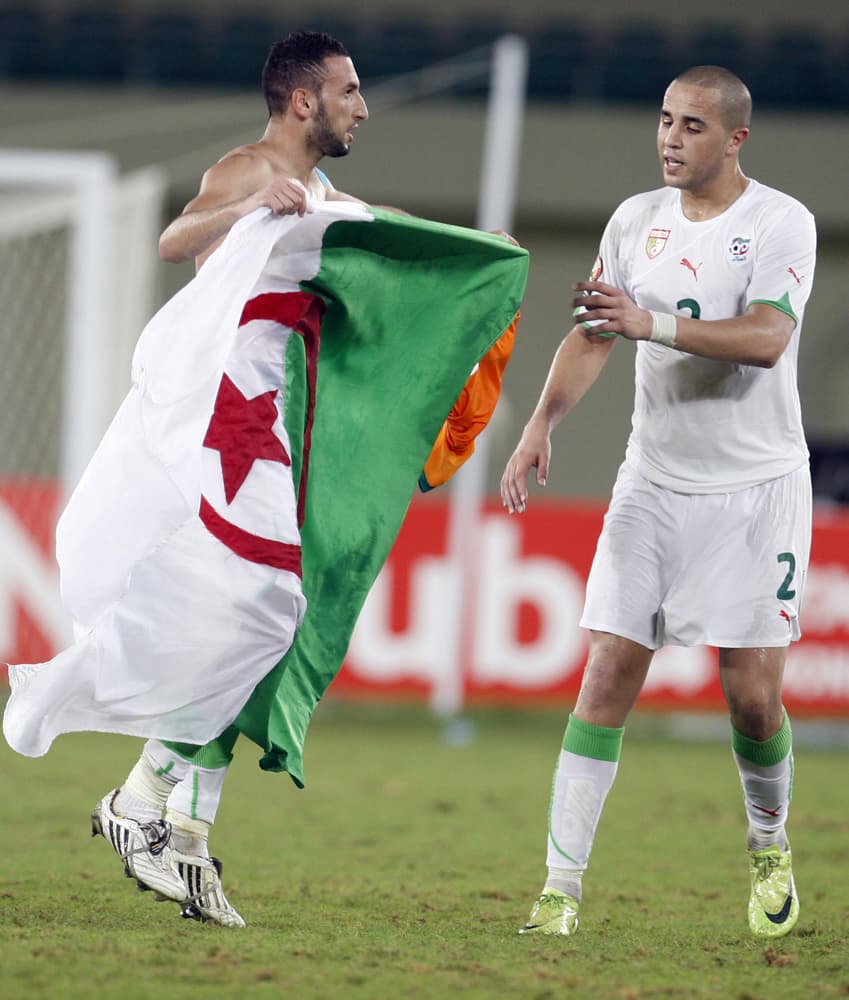 احتفالات مشجعو الجزائر وصلت مرسيليا جنوب فرنسا  بعد فوز الجزائر على ساحل العاج في الربع النهائي لبطولة كأس الأمم الإفريقية في أن