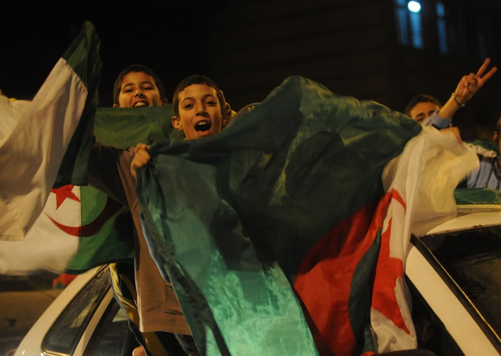 احتفالات مشجعو الجزائر وصلت مرسيليا جنوب فرنسا  بعد فوز الجزائر على ساحل العاج في الربع النهائي لبطولة كأس الأمم الإفريقية في أن