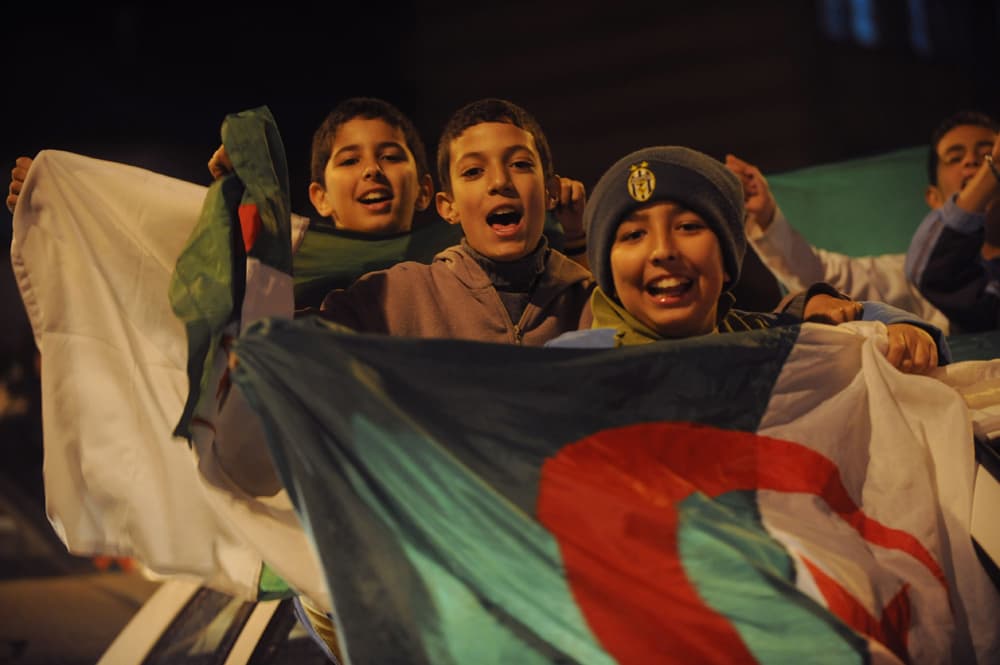 احتفالات مشجعو الجزائر وصلت مرسيليا جنوب فرنسا  بعد فوز الجزائر على ساحل العاج في الربع النهائي لبطولة كأس الأمم الإفريقية في أن